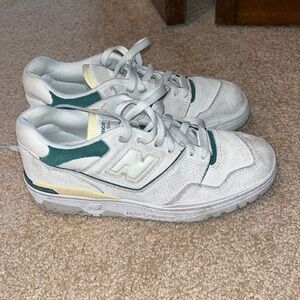 Women’s size 7 New Balance 550s